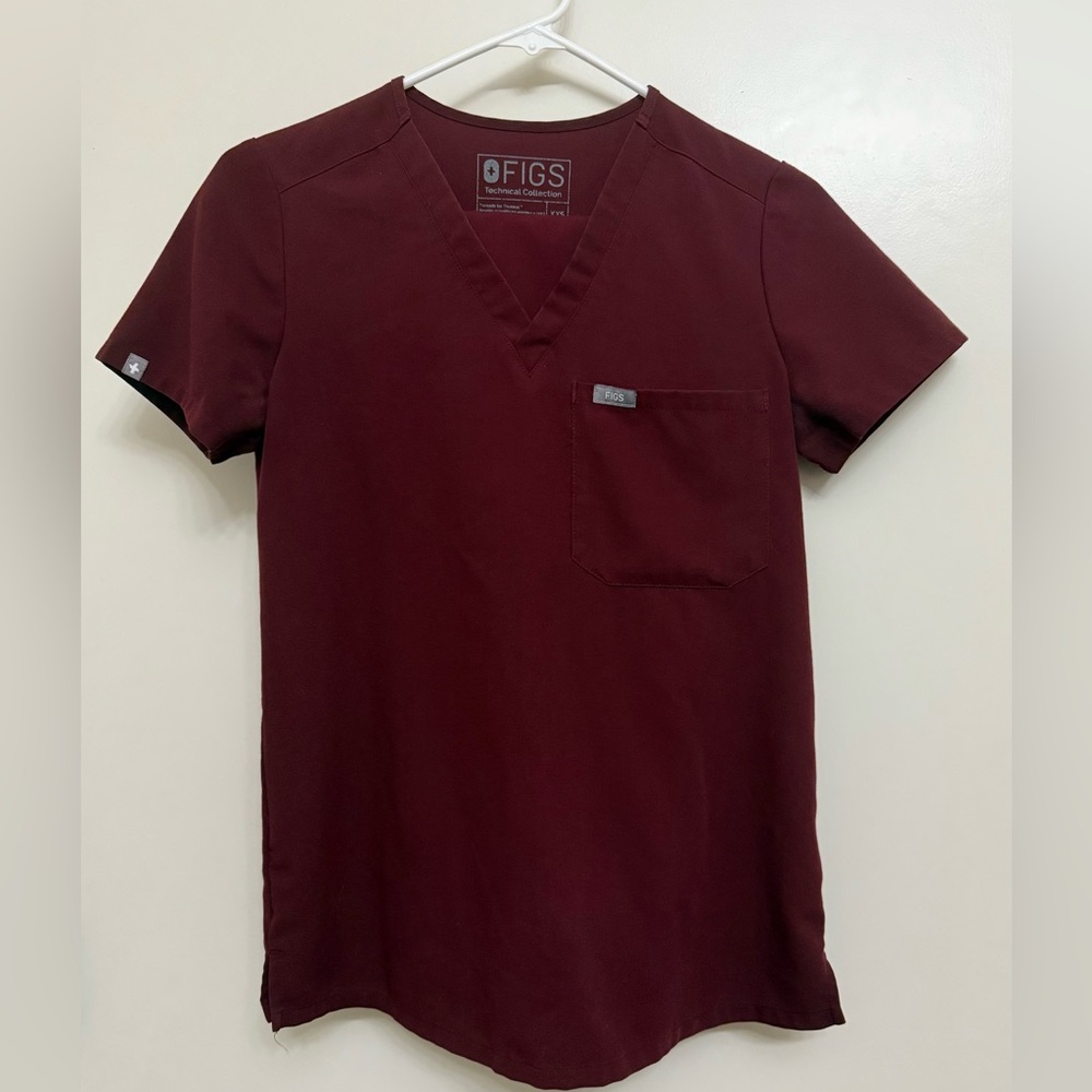 Figs scrubs SET: Catarina top and Zamora jogger pants. Color: burgundy.